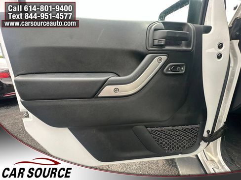 Used 2017 Jeep Wrangler Unlimited Sahara w/ Connectivity Group AWD/4WD image 18