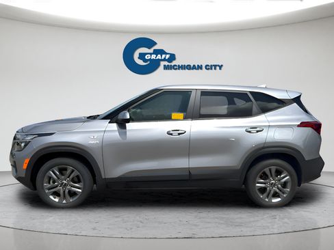 Used 2023 Kia Seltos LX AWD/4WD image 4