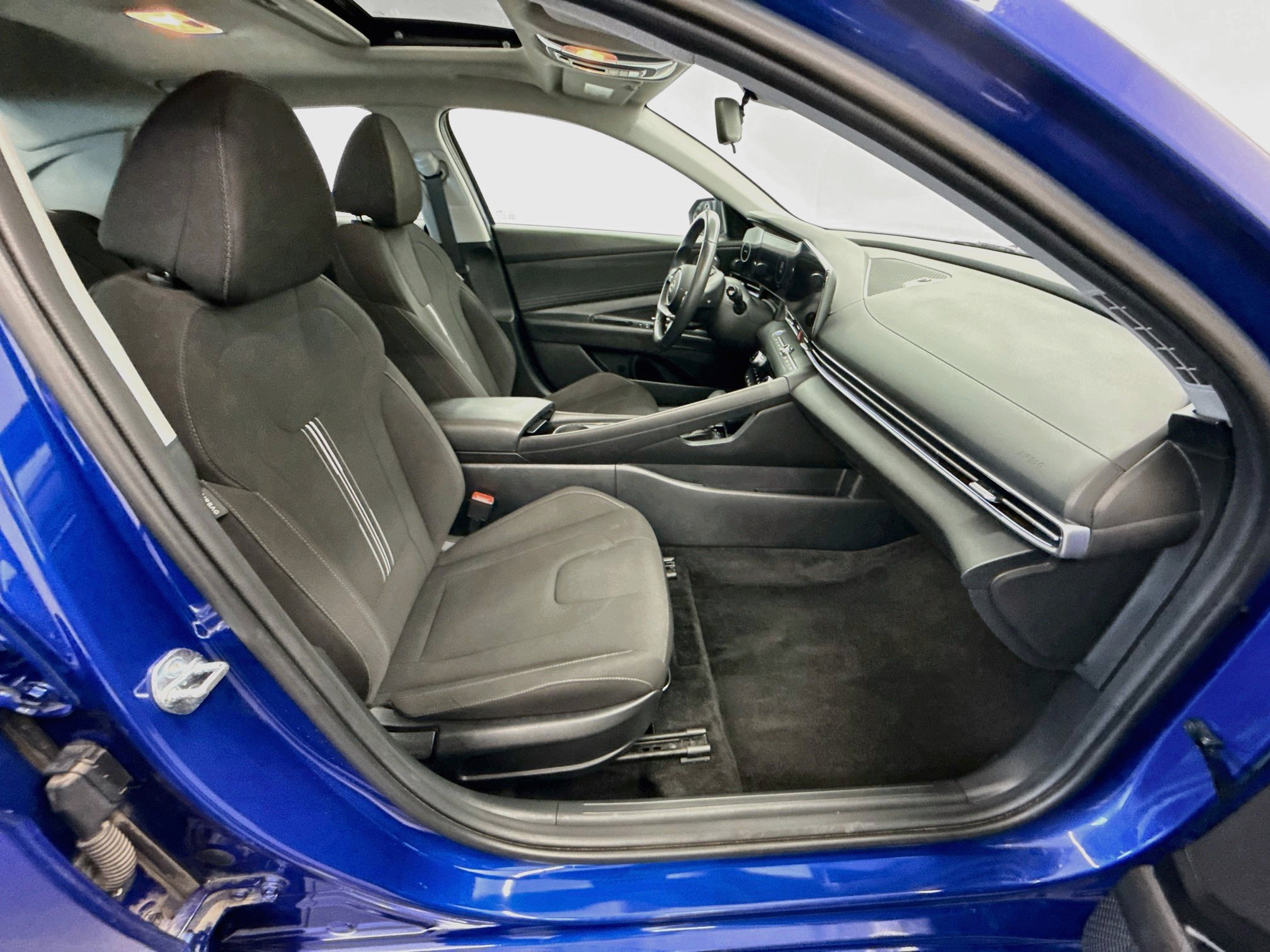 Used 2025 Hyundai Elantra SEL FWD image 31
