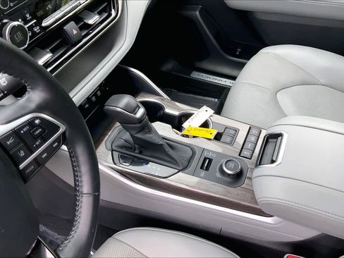 Used 2020 Toyota Highlander Limited AWD/4WD image 17
