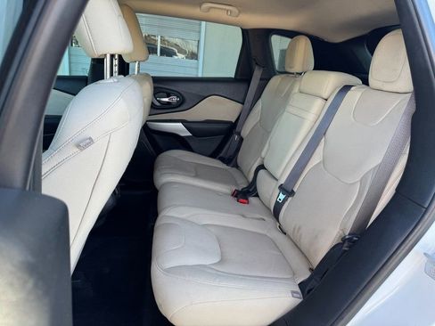 Used 2017 Jeep Cherokee Latitude w/ Comfort/Convenience Group FWD image 20