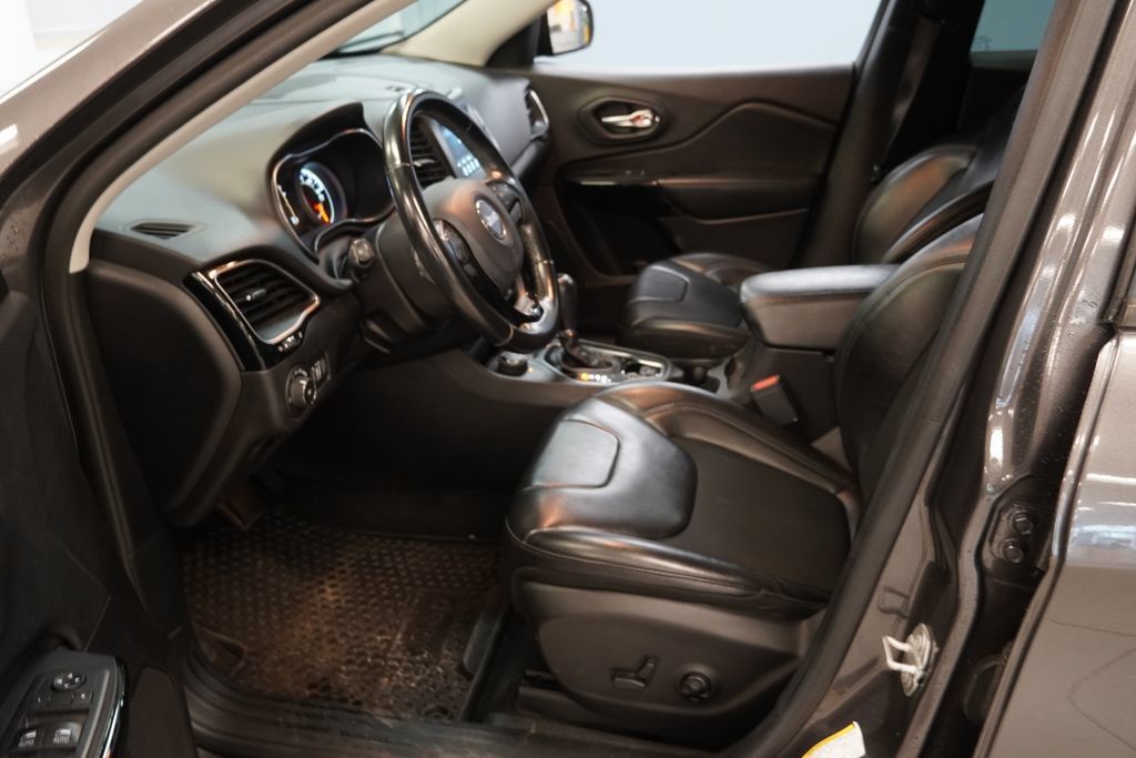 Used 2019 Jeep Cherokee Latitude Plus AWD/4WD image 4