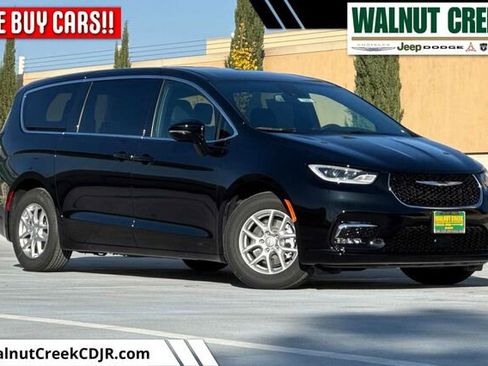 New 2026 Chrysler Pacifica Select image 1