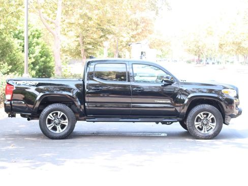 Used 2017 Toyota Tacoma TRD Sport w/ Tow Package (A/T) AWD/4WD image 12