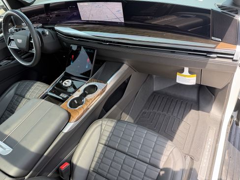 Certified 2025 Cadillac Escalade Sport Platinum w/ LPO, ONYX Package AWD/4WD image 8