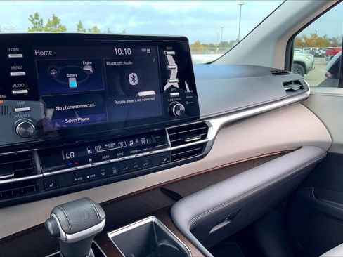 Used 2022 Toyota Sienna XLE image 33