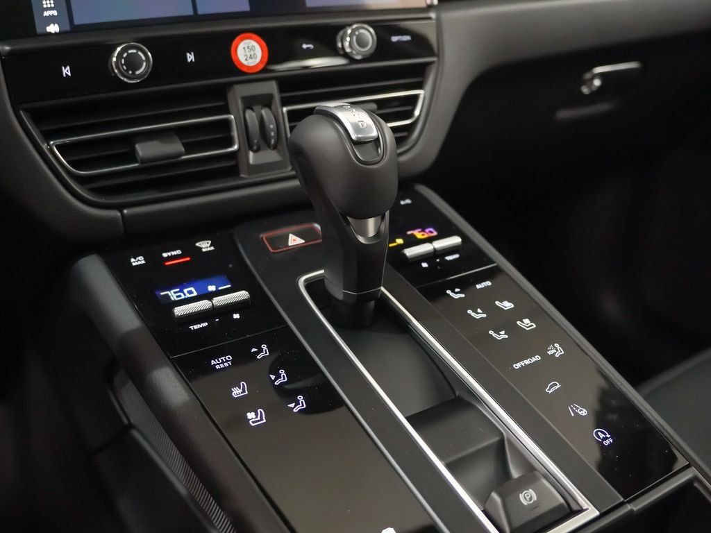 Certified 2026 Porsche Macan AWD/4WD image 33
