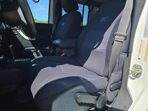 Used 2015 Jeep Wrangler Unlimited Sahara AWD/4WD image 21