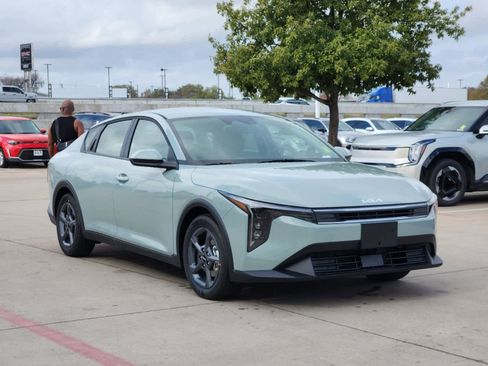 New 2025 Kia K4 LXS image 2