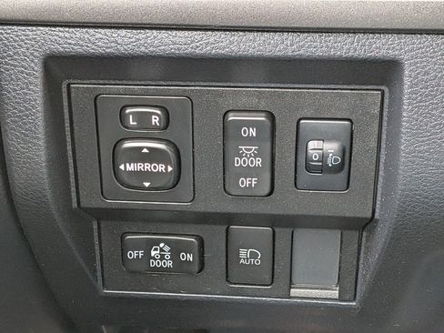 Used 2019 Toyota Tundra SR5 w/ SR5 Upgrade Package image 17