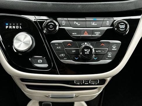 Used 2023 Chrysler Pacifica Touring-L FWD image 29