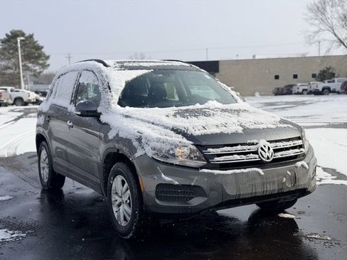 Used 2016 Volkswagen Tiguan S image 2