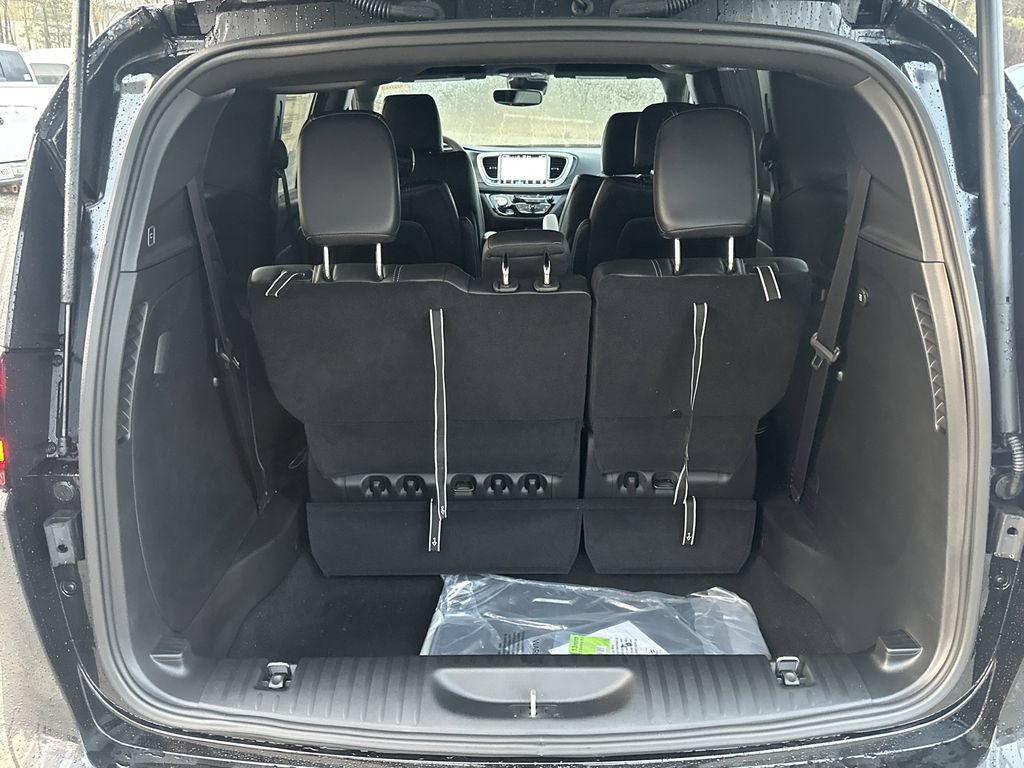 New 2026 Chrysler Pacifica Select FWD image 17