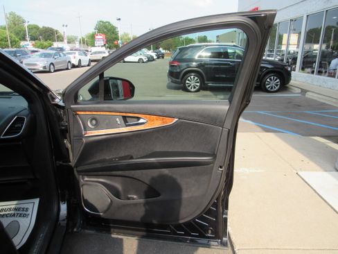 Used 2019 Lincoln Nautilus Reserve w/ Interior Protection Package AWD/4WD image 16