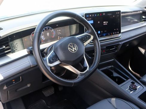 Used 2025 Volkswagen Tiguan SE AWD/4WD image 18