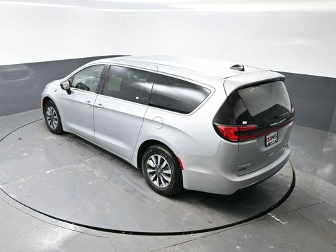 Used 2024 Chrysler Pacifica Select image 47