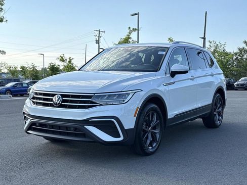 Used 2023 Volkswagen Tiguan SE w/ Panoramic Sunroof Package FWD image 6