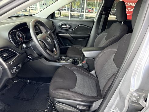 Used 2019 Jeep Cherokee Latitude w/ Popular Appearance Group FWD image 15