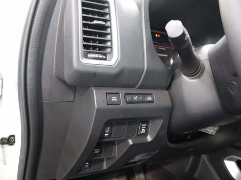 Used 2024 Nissan Frontier SV w/ SV Convenience Package image 13