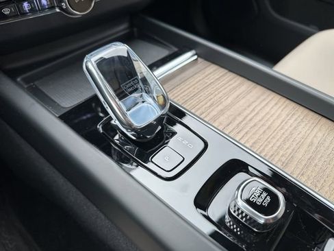 New 2026 Volvo XC60 B5 Plus w/ Protection Package Premier image 15