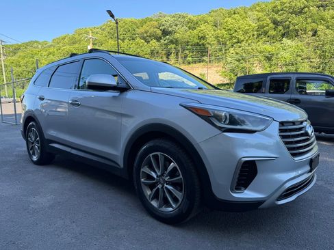 Used 2017 Hyundai Santa Fe SE AWD/4WD image 1