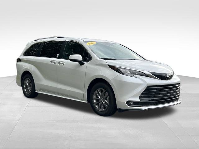 Used 2026 Toyota Sienna XLE AWD/4WD image 7