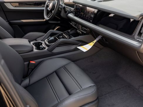 Certified 2025 Porsche Cayenne Coupe image 28