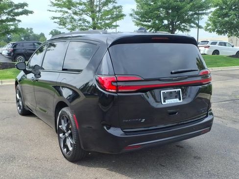 Certified 2024 Chrysler Pacifica Limited w/ S Appearance Package AWD/4WD image 6