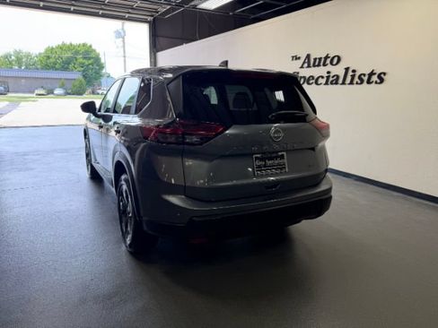 Used 2025 Nissan Rogue SV AWD/4WD image 3