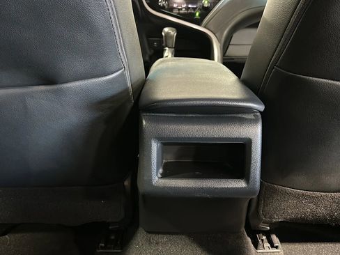 Used 2019 Toyota Camry SE w/ Carpet Mat Package FWD image 19