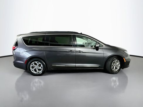 Used 2023 Chrysler Pacifica Limited FWD image 8