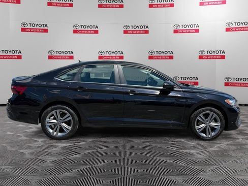 Used 2024 Volkswagen Jetta SE FWD image 4