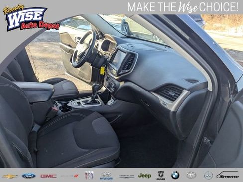 Used 2016 Jeep Cherokee Latitude w/ Cold Weather Group image 19