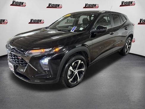 Used 2025 Chevrolet Trax RS FWD image 1