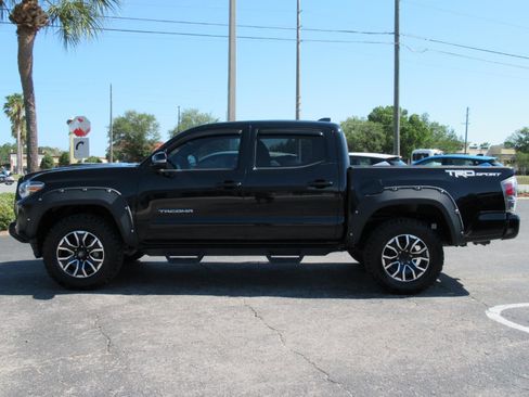 Used 2022 Toyota Tacoma TRD Sport w/ Technology Package RWD image 2