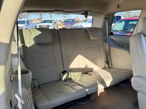 Used 2018 Cadillac Escalade Luxury image 16
