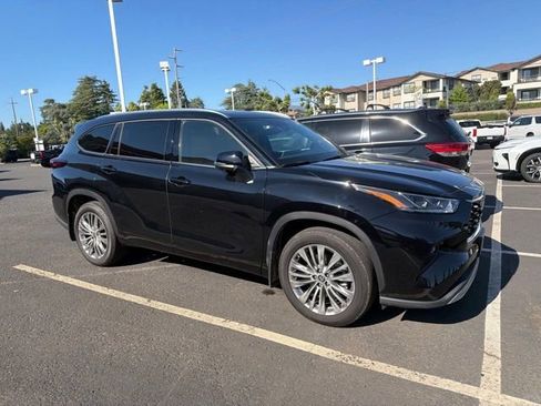 Used 2024 Toyota Highlander Platinum AWD/4WD image 3