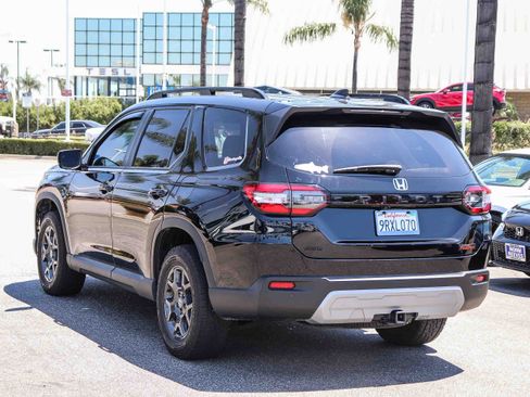 Used 2025 Honda Pilot TrailSport image 13