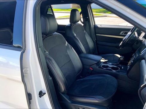 Used 2018 Ford Explorer XLT w/ Equipment Group 202A FWD image 7