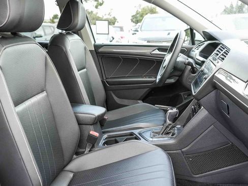 Used 2022 Volkswagen Tiguan SE w/ Panoramic Sunroof Package image 16