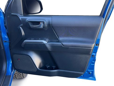 Used 2016 Toyota Tacoma TRD Sport w/ Towing Package image 19