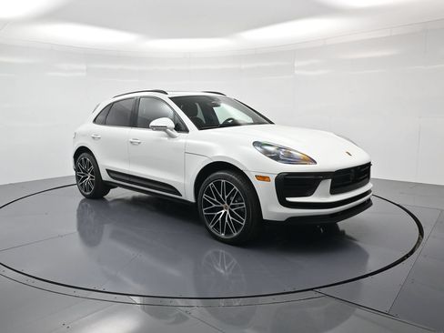 Certified 2026 Porsche Macan AWD/4WD image 32