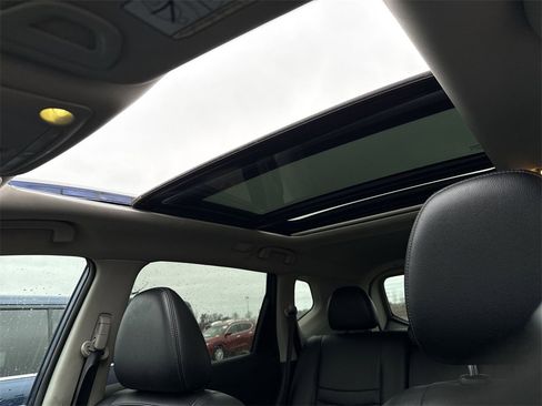 Used 2017 Nissan Rogue SL w/ SL Premium Package image 16