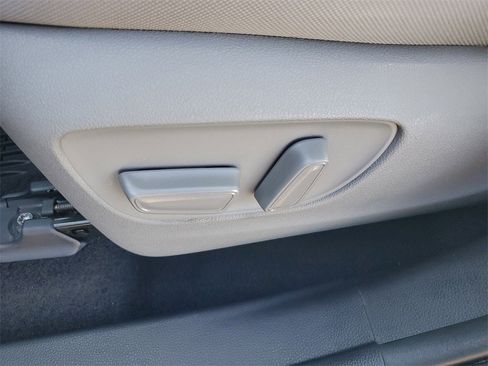 Used 2021 Toyota Highlander LE image 7