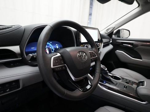 Used 2023 Toyota Highlander Limited image 8