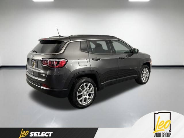 Used 2023 Jeep Compass Latitude w/ Sun and Sound Group AWD/4WD image 6