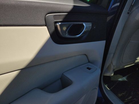 Used 2022 Volvo XC60 B5 Momentum w/ Protection Package Premier image 26