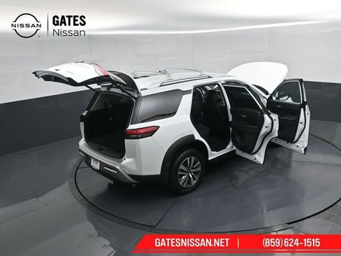 Used 2025 Nissan Pathfinder SL AWD/4WD image 53