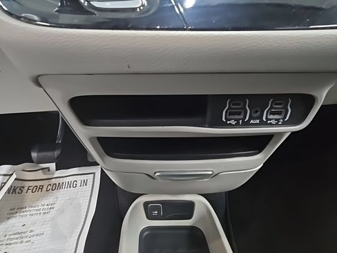 Used 2022 Chrysler Voyager LX FWD image 33