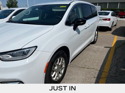 Used 2024 Chrysler Pacifica Touring-L FWD image 6